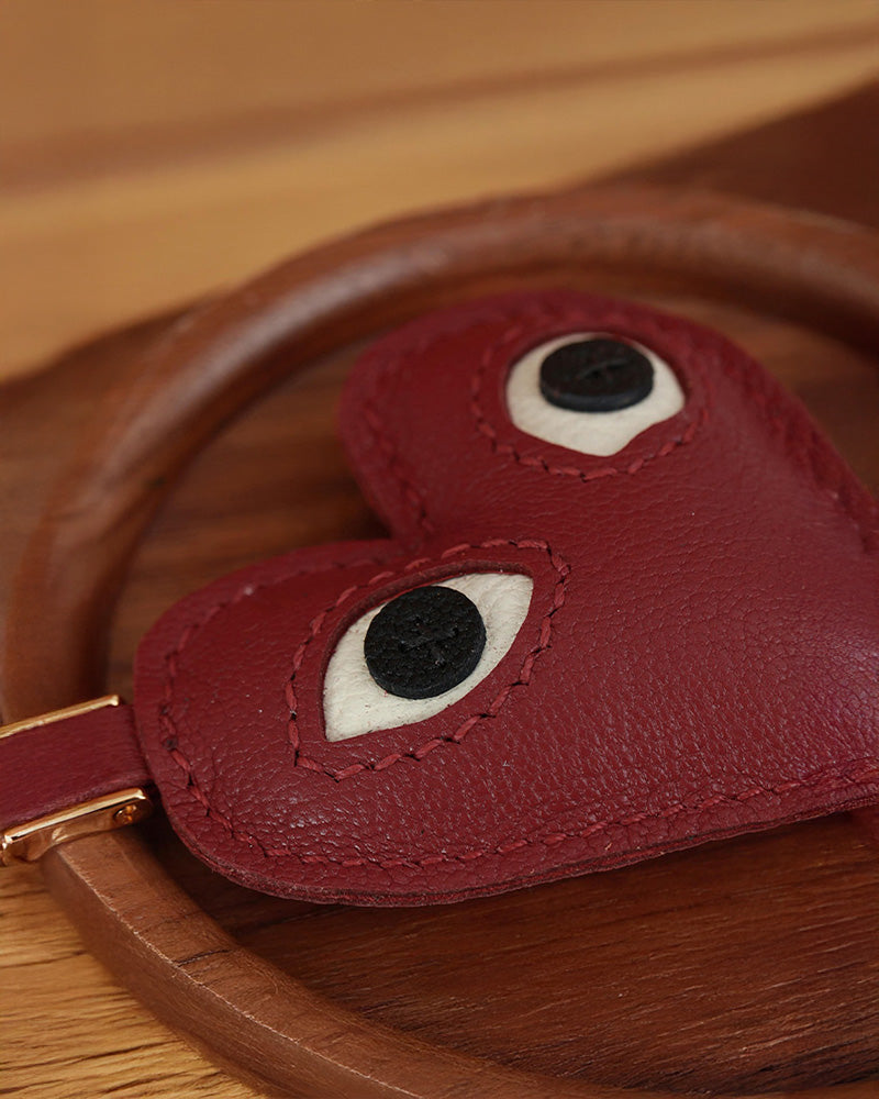 Bag Charm Coração com Olhos