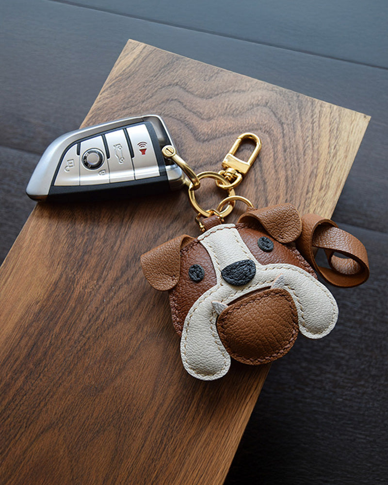 Bag Charm Bulldog Inglês preso a bolsa em close - Charmme Brasil