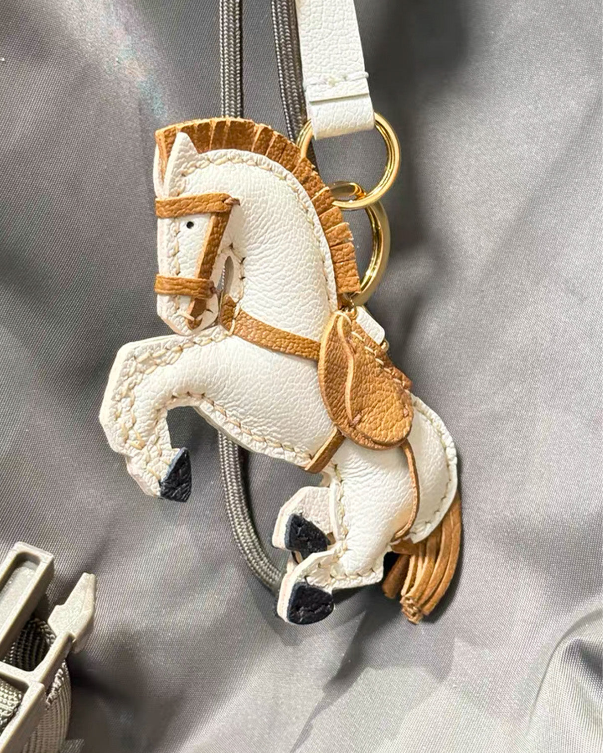 Bag Charm Cavalo Selado em detalhe para bolsa - Charmme Brasil