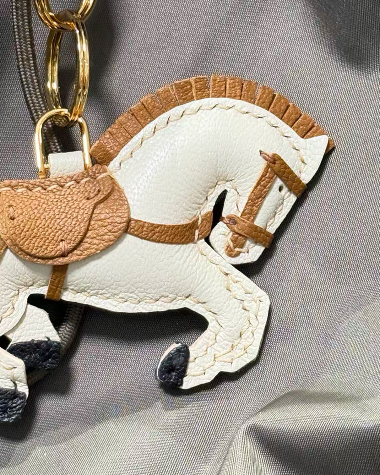 Bag Charm Cavalo Selado em detalhe para bolsa - Charmme Brasil