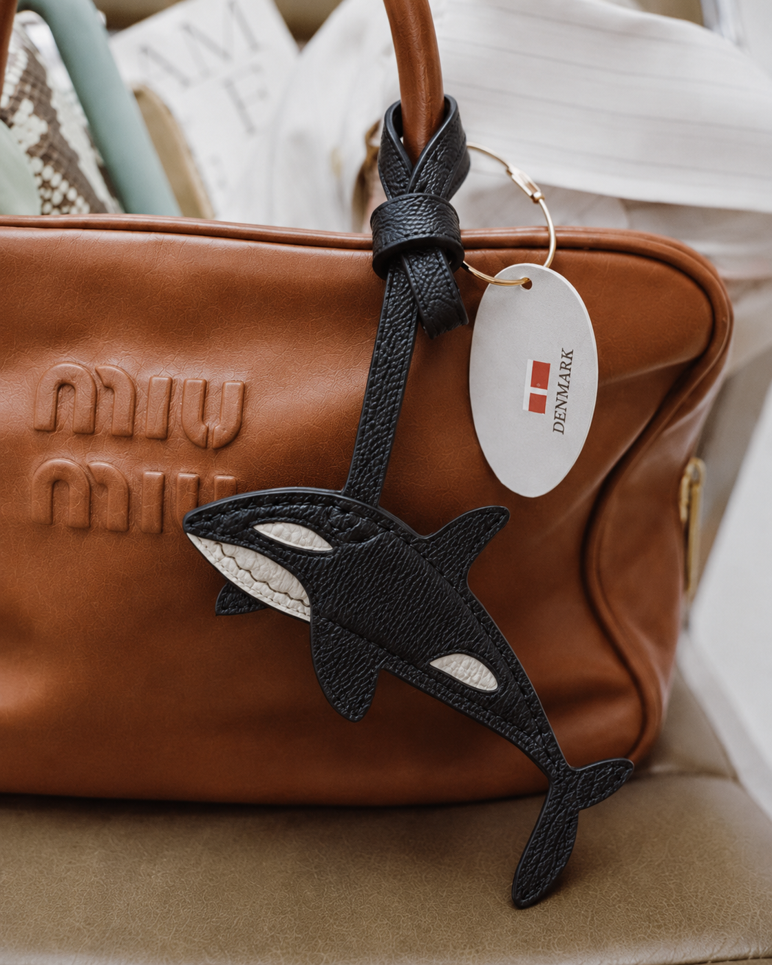 Bag Charm Orca em uso com bolsa - Charmme Brasil