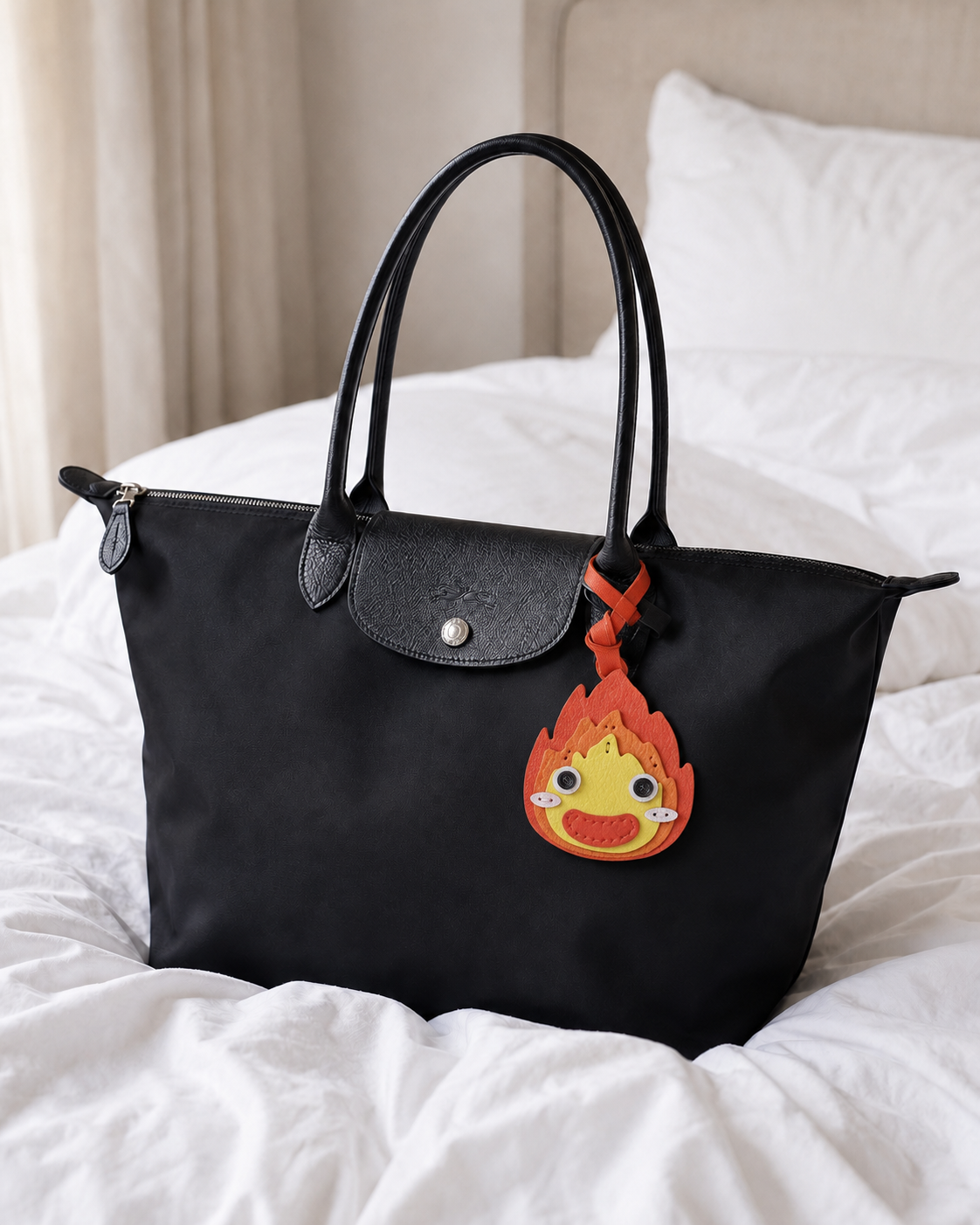 Bag Charm Foguinho em uso com bolsa - Charmme Brasil
