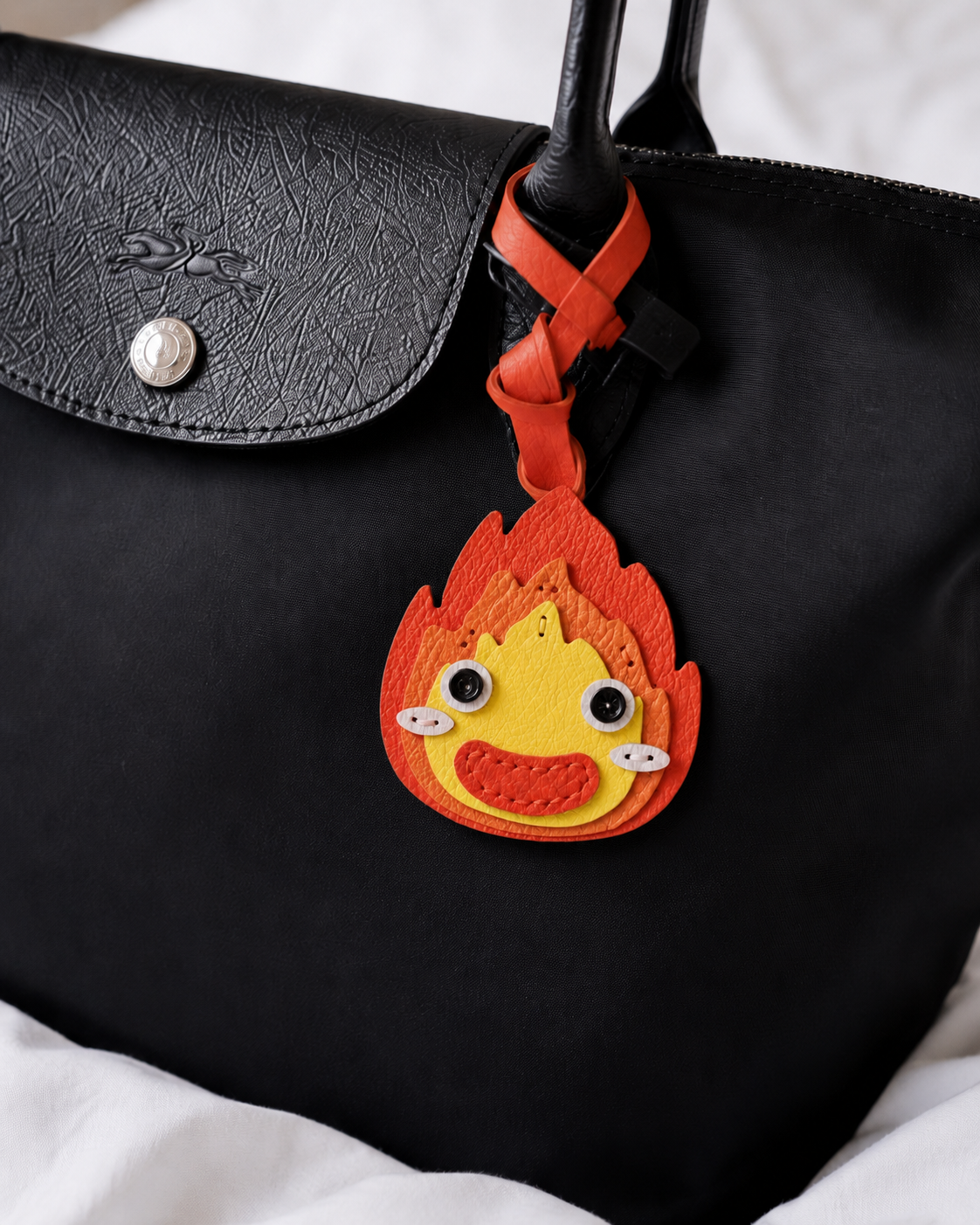 Bag Charm Foguinho em uso com bolsa - Charmme Brasil