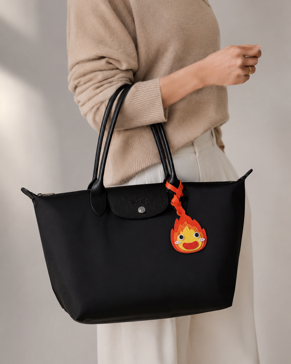 Bag Charm Foguinho em uso com bolsa - Charmme Brasil