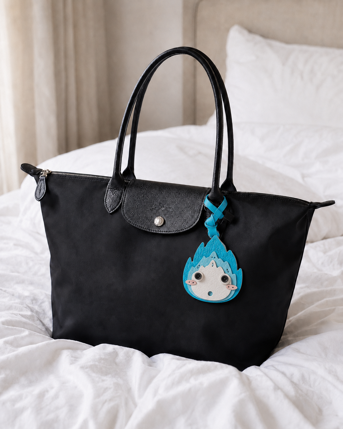 Bag Charm Foguinho em uso com bolsa - Charmme Brasil