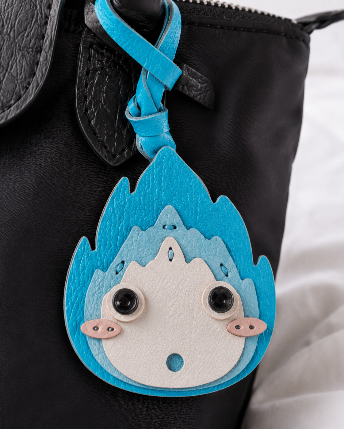 Bag Charm Foguinho em uso com bolsa - Charmme Brasil