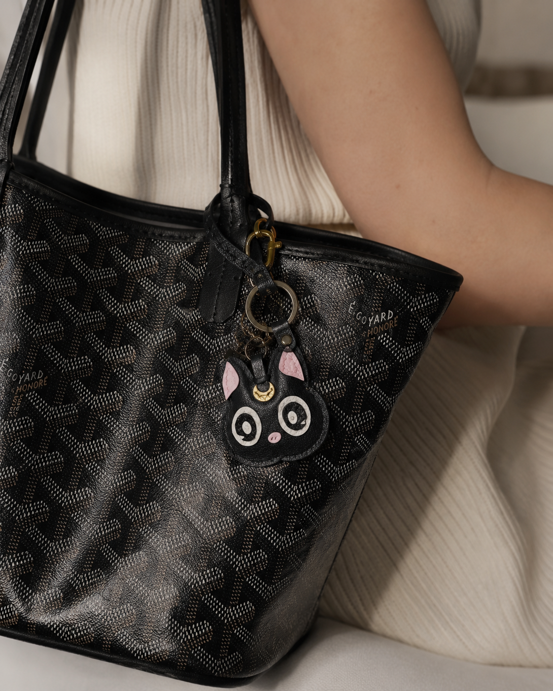Bag Charm Luna em uso com bolsa - Charmme Brasil