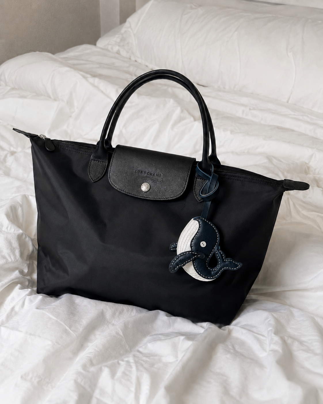 Bag Charm Baleia em uso com bolsa - Charmme Brasil