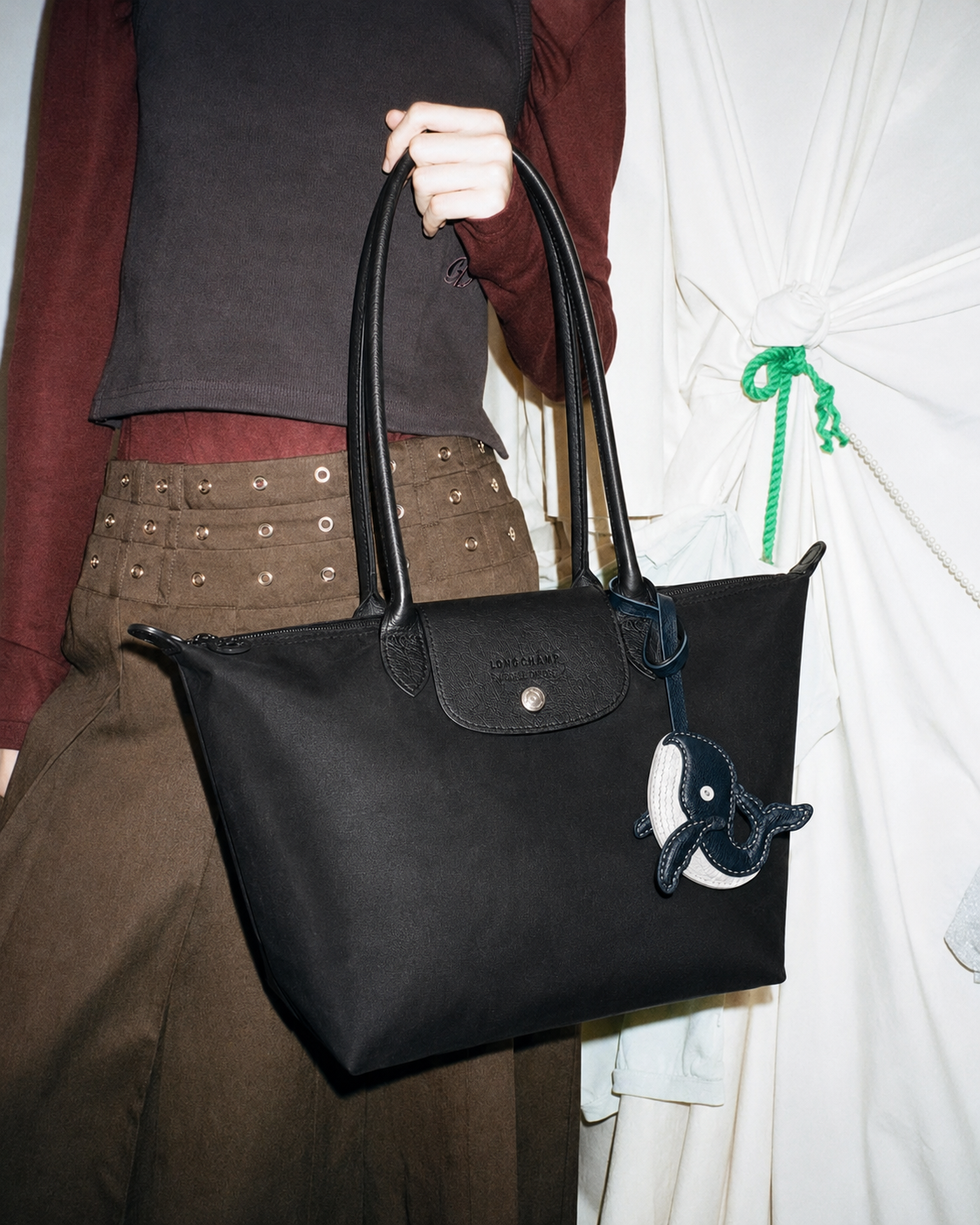 Bag Charm Baleia em uso com bolsa - Charmme Brasil