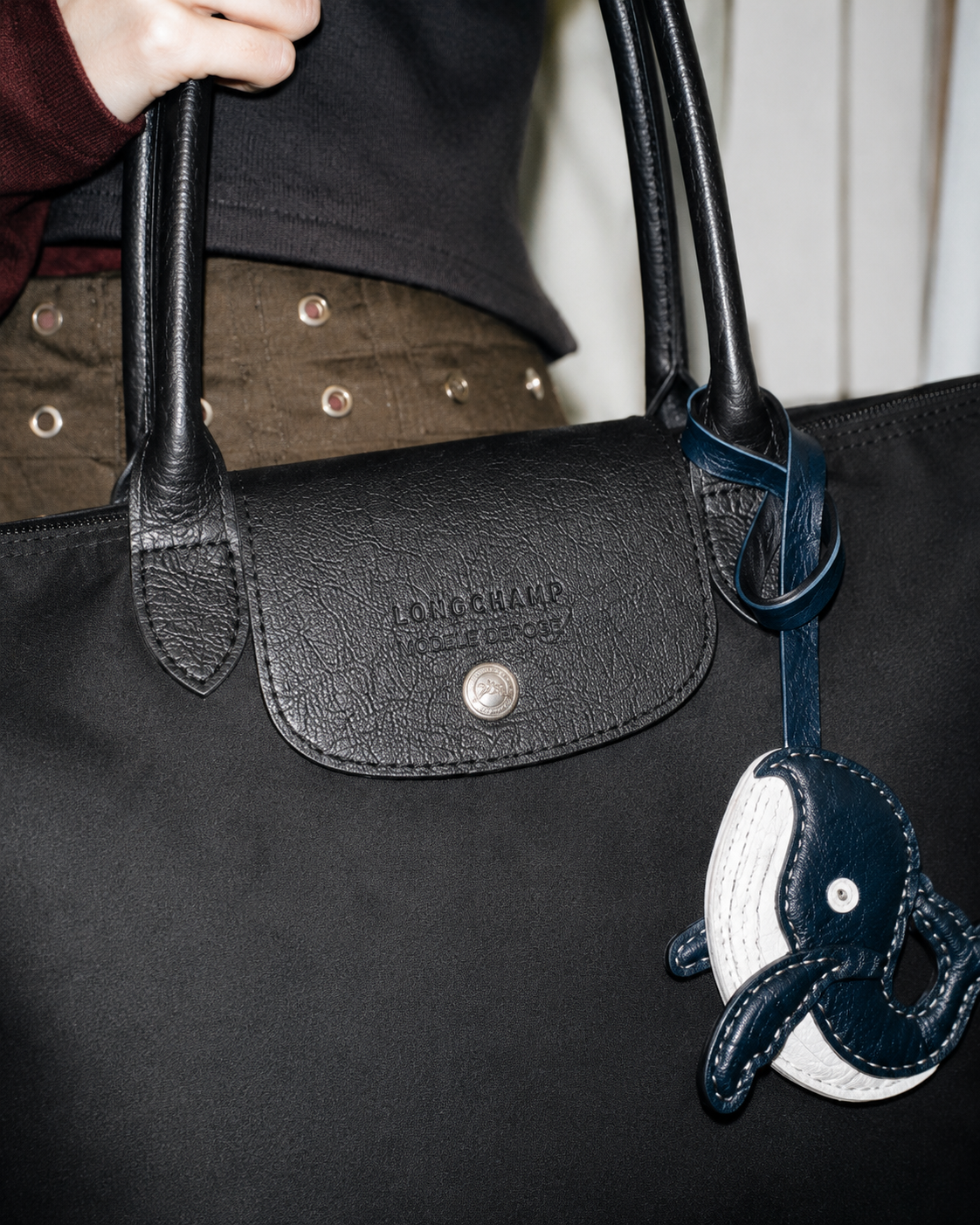 Bag Charm Baleia em uso com bolsa - Charmme Brasil