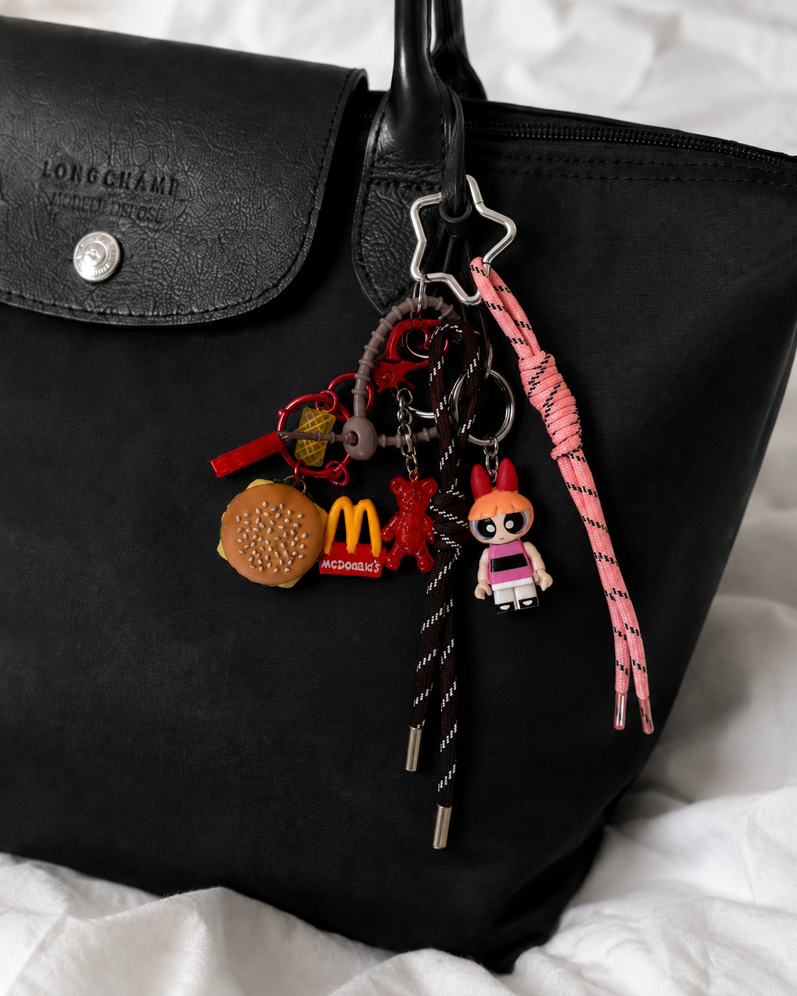 Bag Charm Florzinha em uso com bolsa - Charmme Brasil