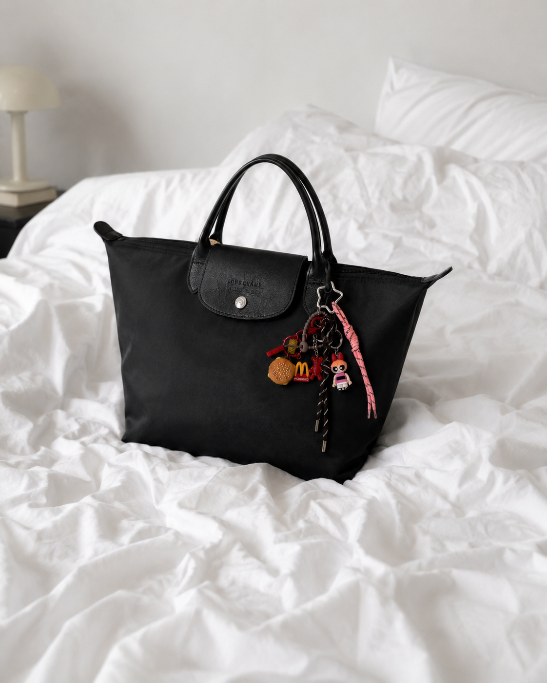 Bag Charm Florzinha em uso com bolsa - Charmme Brasil