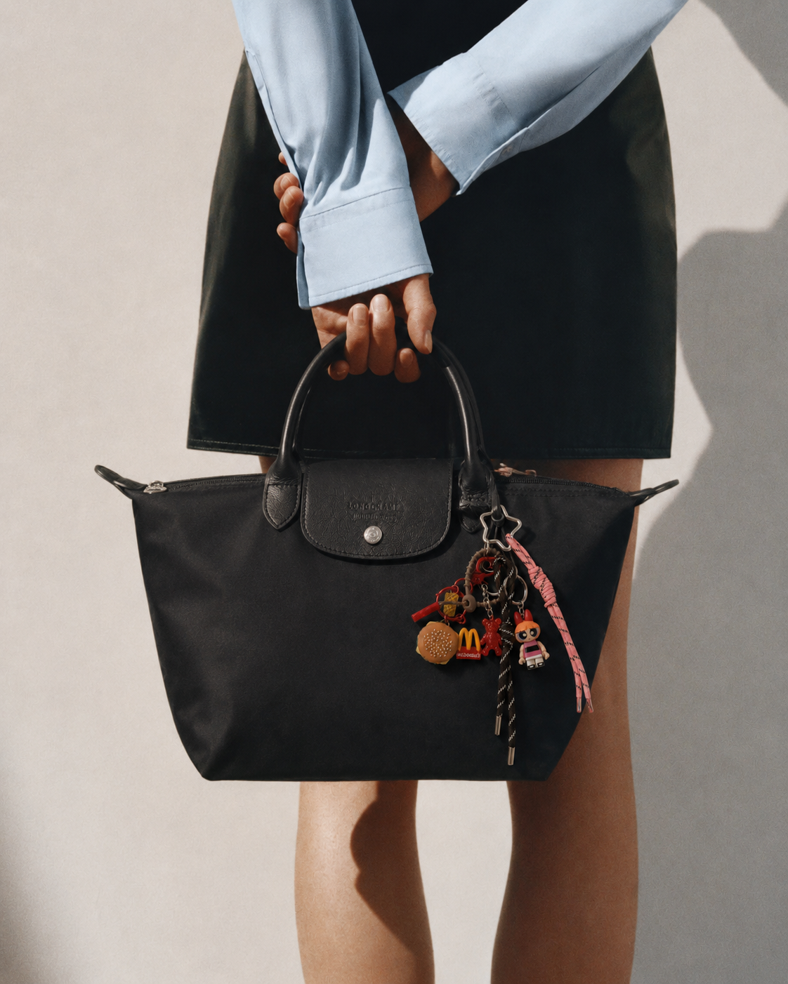 Bag Charm Florzinha em uso com bolsa - Charmme Brasil