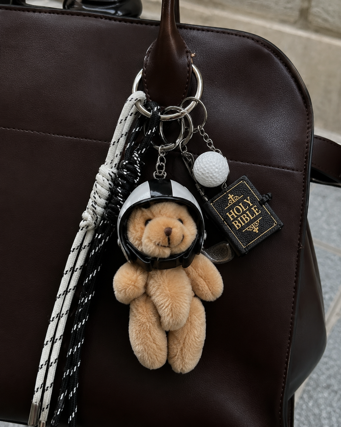 Bag Charm Ursinho Biblia em uso com bolsa - Charmme Brasil