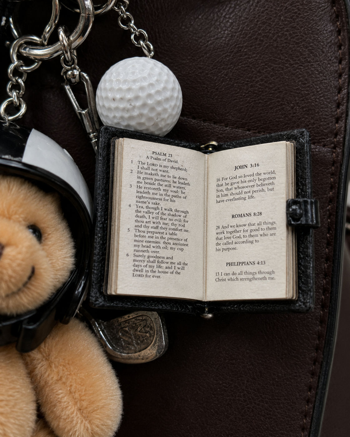 Bag Charm Ursinho Biblia em uso com bolsa - Charmme Brasil
