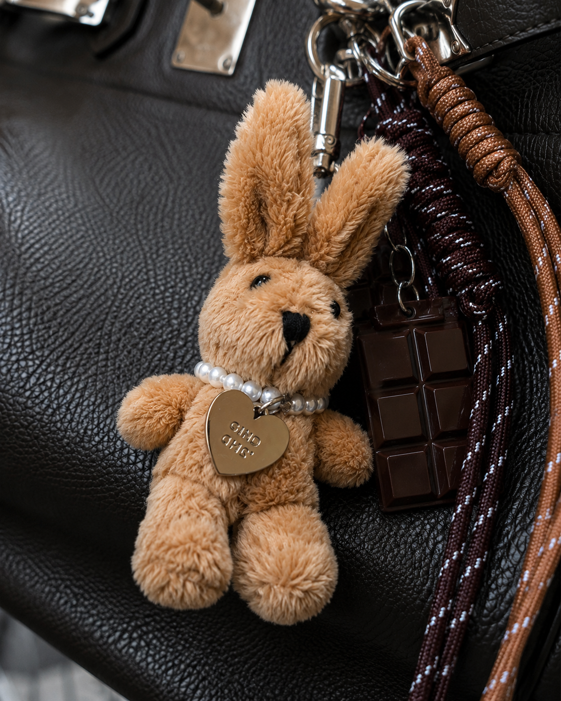 Bag Charm Ursinho com Colar em uso com bolsa - Charmme Brasil