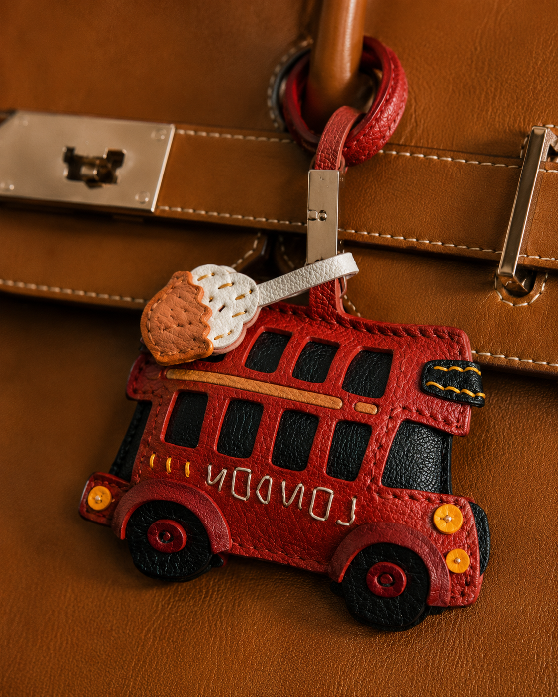 Bag Charm London Bus em uso com bolsa - Charmme Brasil