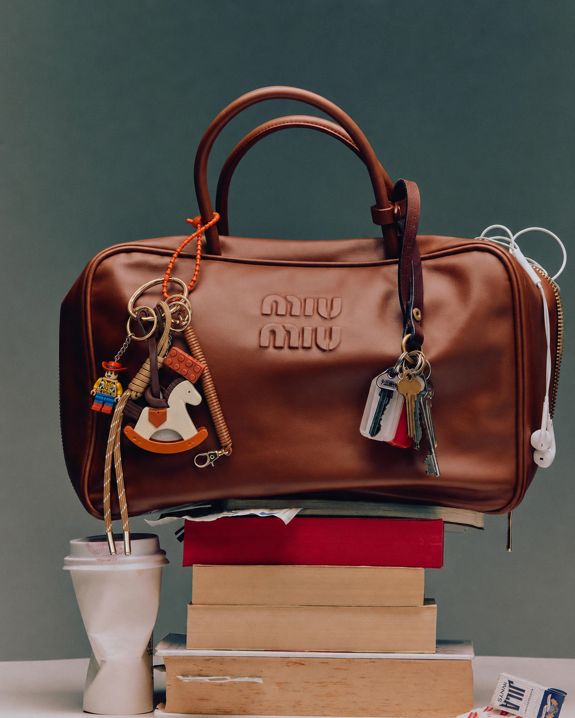 Bag Charm Wood em uso com bolsa - Charmme Brasil