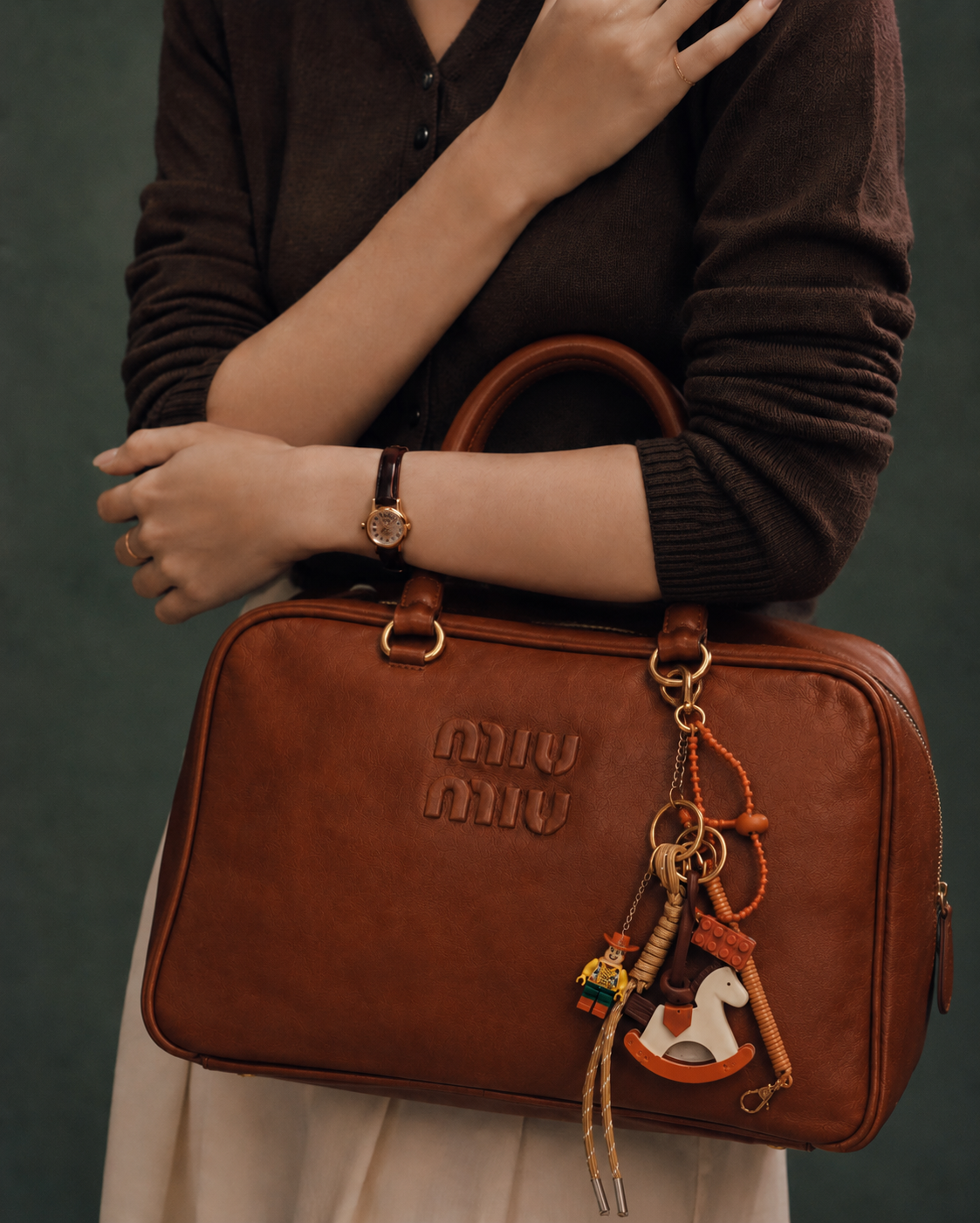 Bag Charm Wood em uso com bolsa - Charmme Brasil