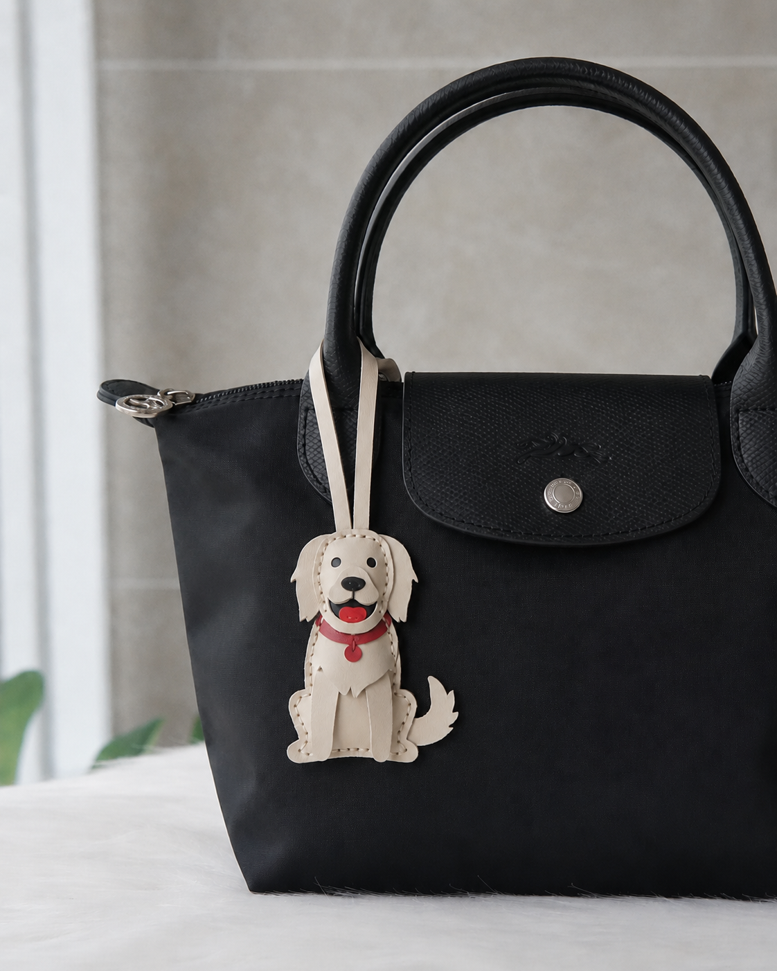 Bag Charm Golden Retriever em uso com bolsa - Charmme Brasil