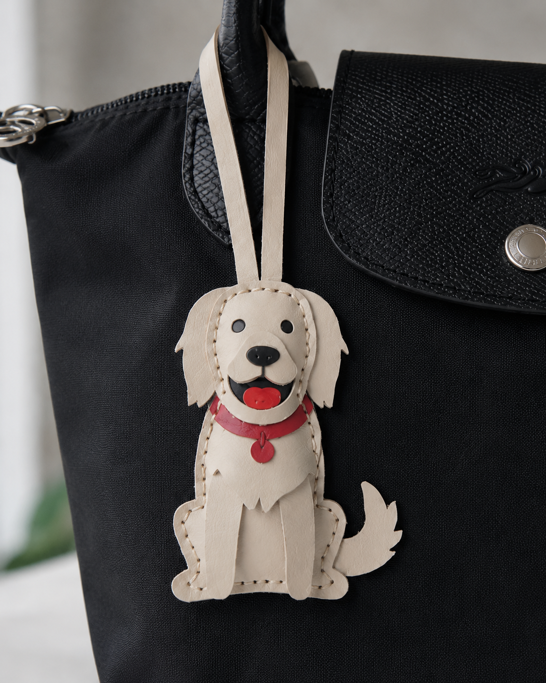 Bag Charm Golden Retriever em uso com bolsa - Charmme Brasil