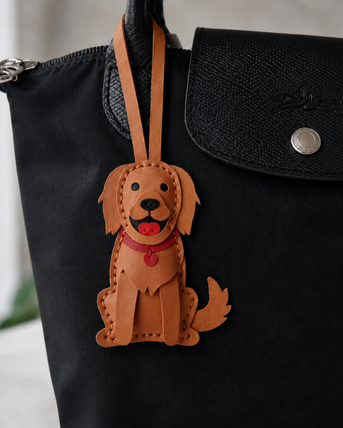 Bag Charm Golden Retriever em uso com bolsa - Charmme Brasil
