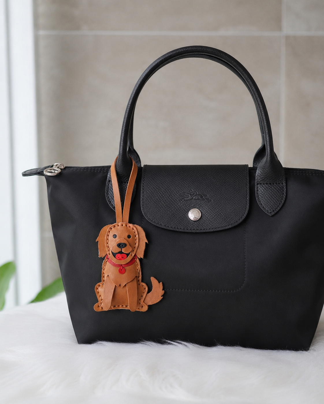 Bag Charm Golden Retriever em uso com bolsa - Charmme Brasil