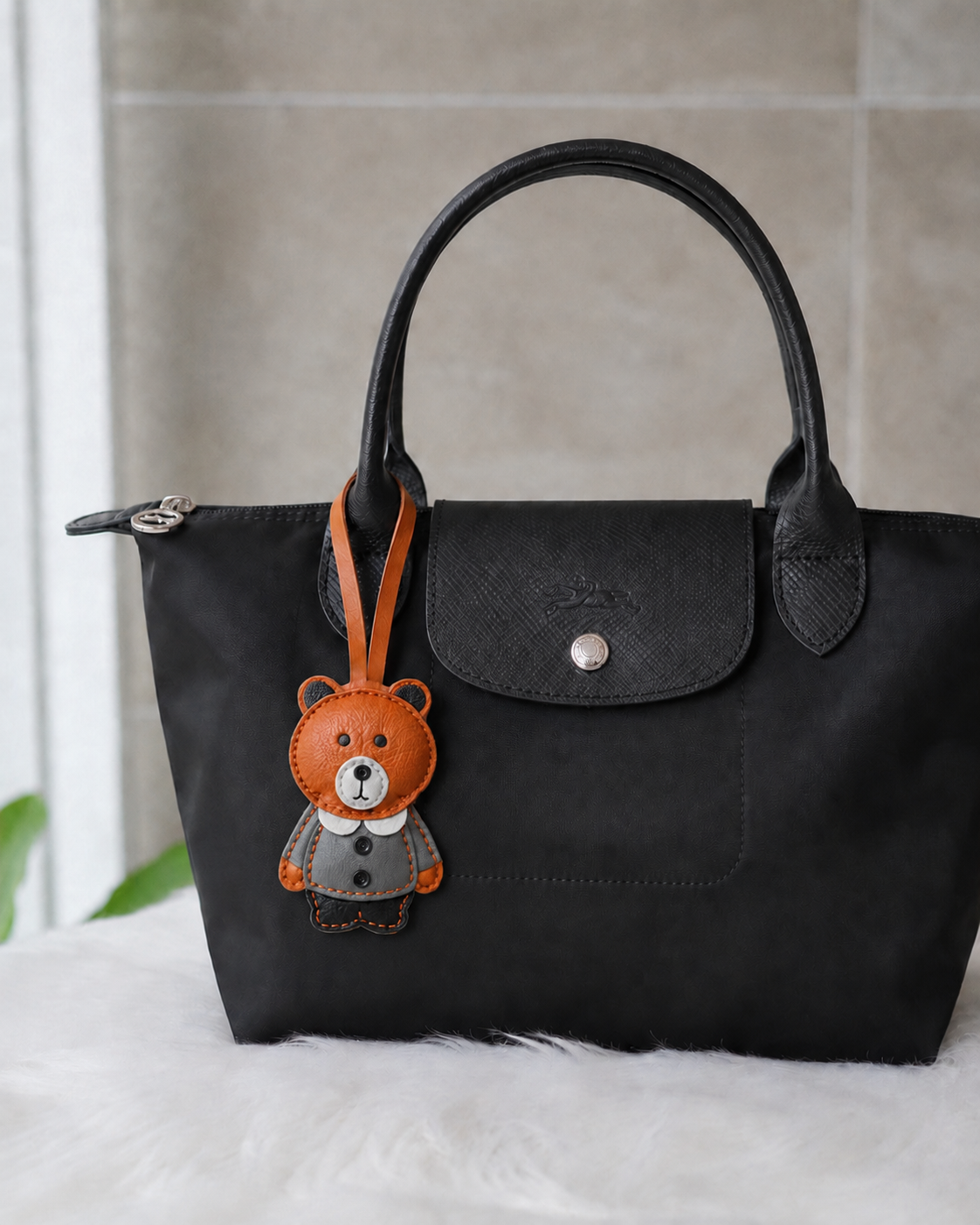 Bag Charm Urso Elegante em uso com bolsa - Charmme Brasil
