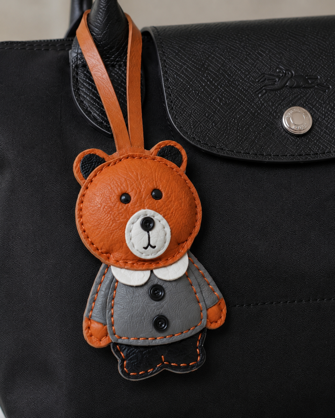 Bag Charm Urso Elegante em uso com bolsa - Charmme Brasil