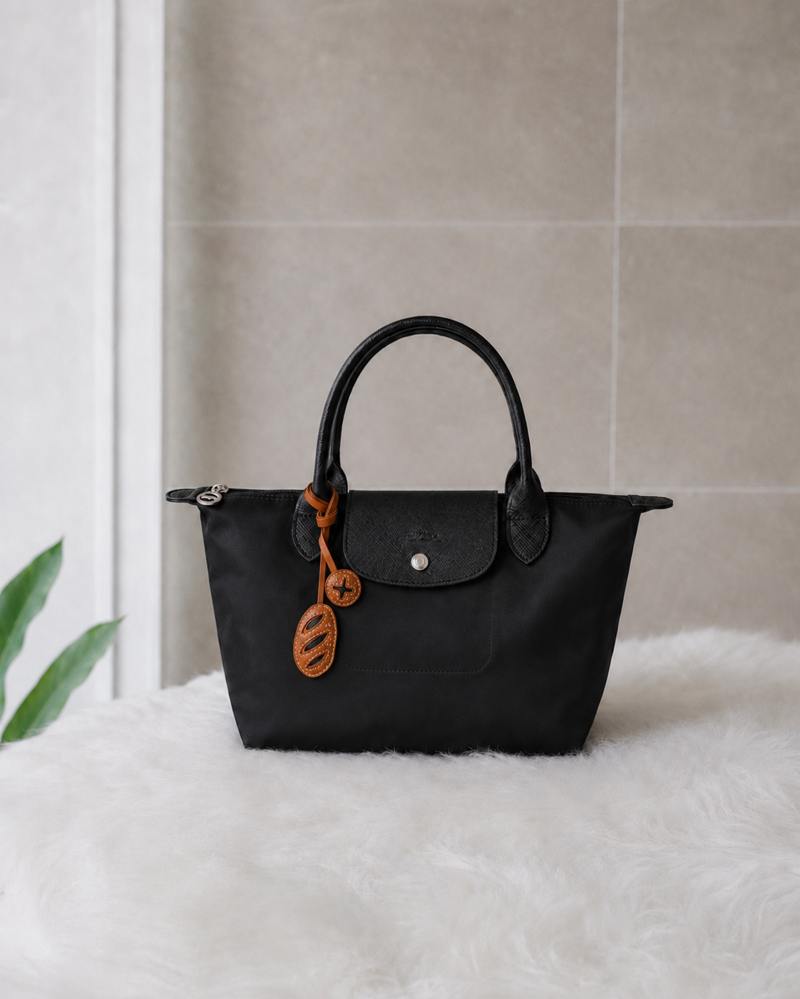 Bag Charm Pãozinho em uso com bolsa - Charmme Brasil