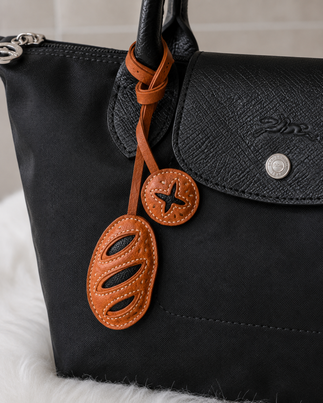 Bag Charm Pãozinho em uso com bolsa - Charmme Brasil