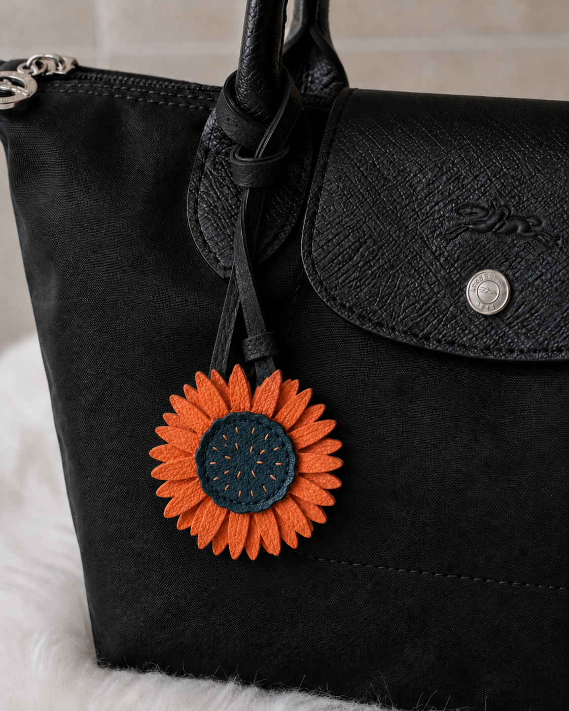 Bag Charm Girassol em uso com bolsa - Charmme Brasil
