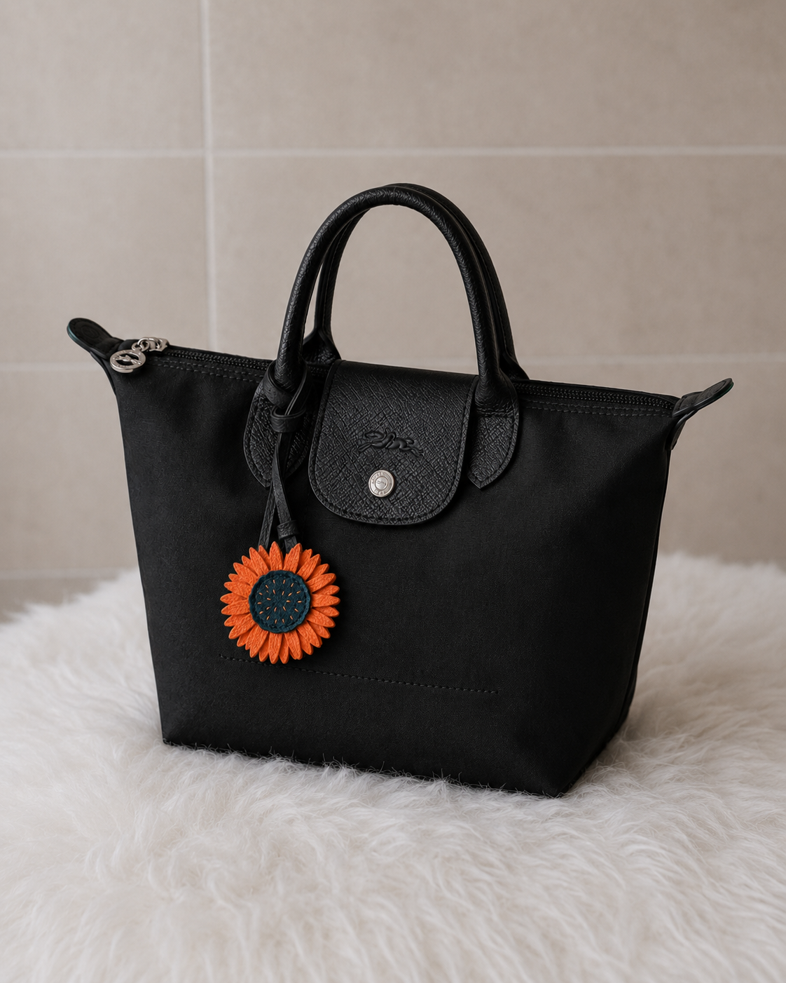 Bag Charm Girassol em uso com bolsa - Charmme Brasil