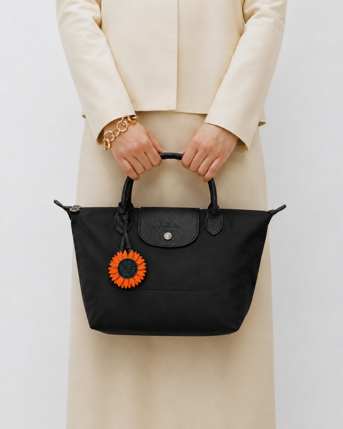 Bag Charm Girassol em uso com bolsa - Charmme Brasil