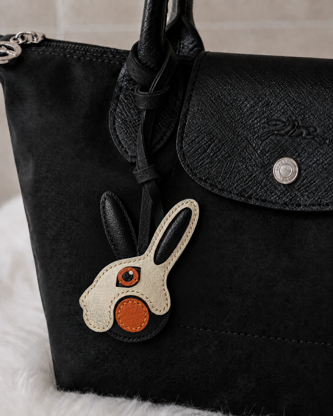 Bag Charm Coelho em uso com bolsa - Charmme Brasil