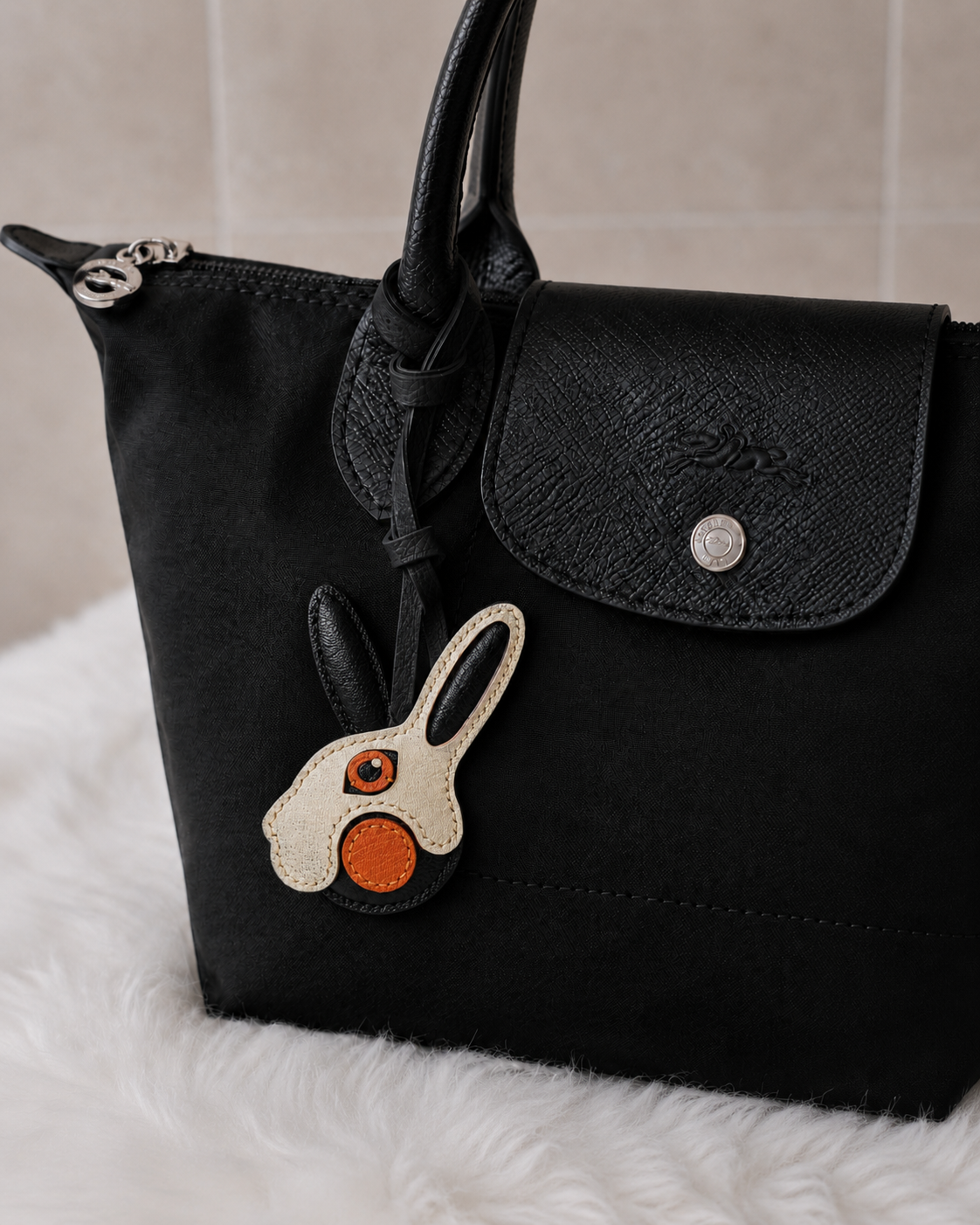 Bag Charm Coelho em uso com bolsa - Charmme Brasil