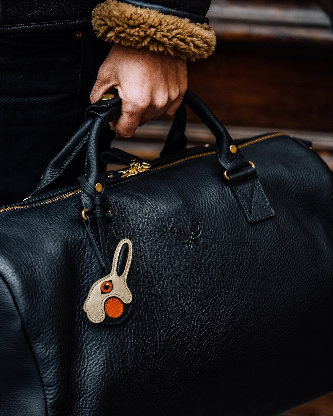 Bag Charm Coelho em uso com bolsa - Charmme Brasil