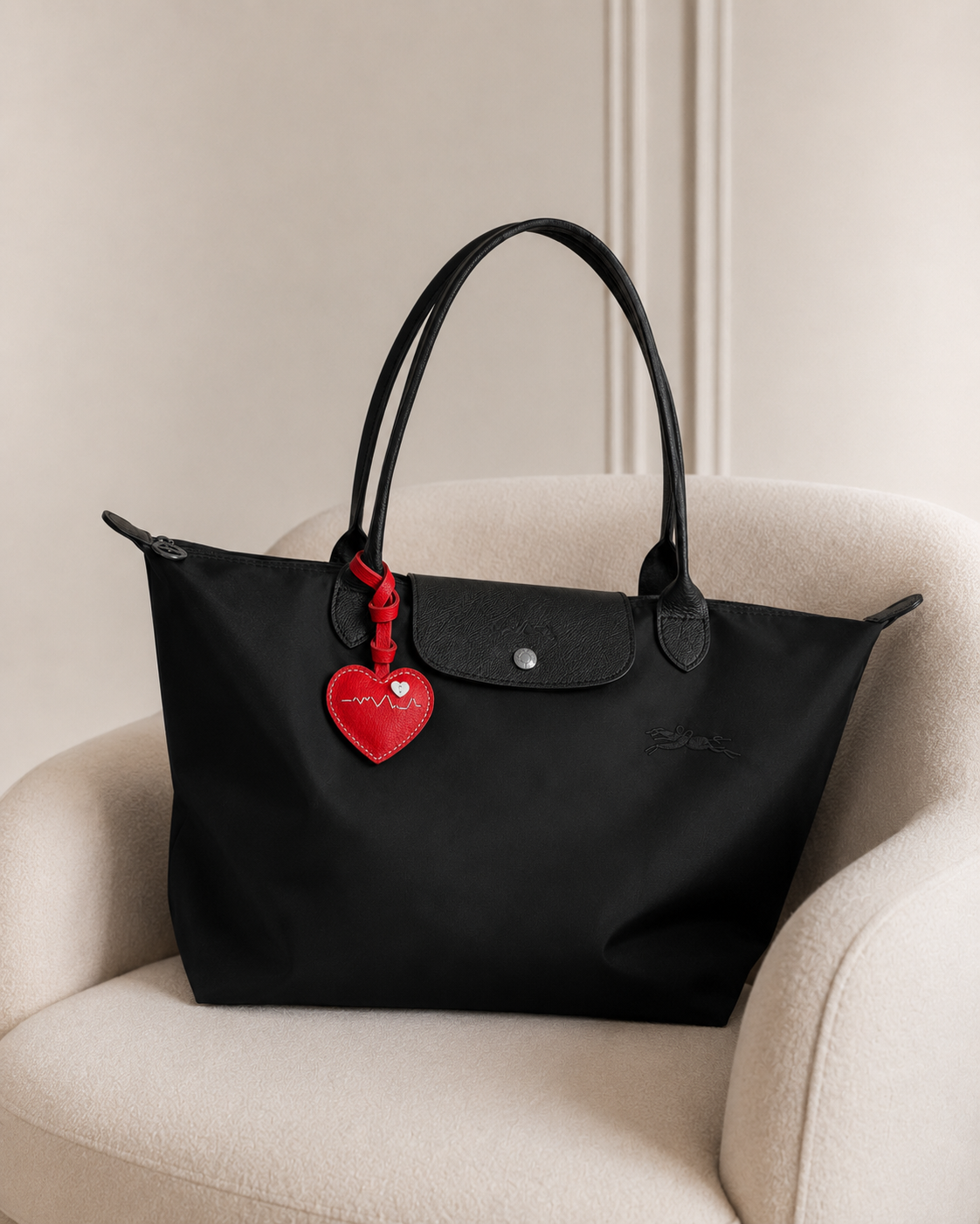 Bag Charm Coração Pulse em uso com bolsa - Charmme Brasil