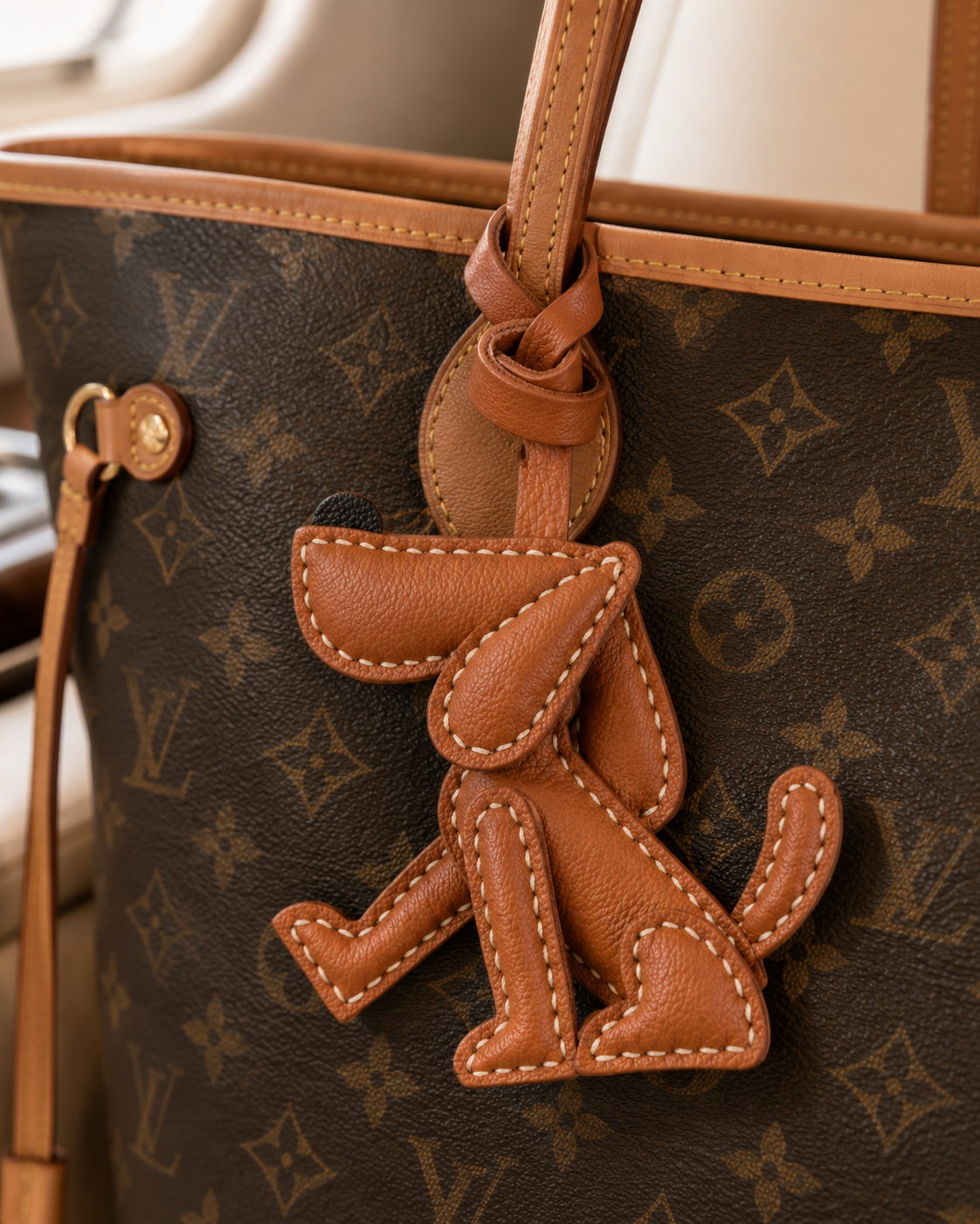 Bag Charm Dog em uso com bolsa - Charmme Brasil
