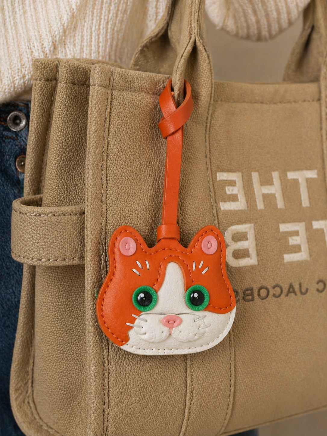 Bag Charm Gato Tuxedo em uso com bolsa - Charmme Brasil