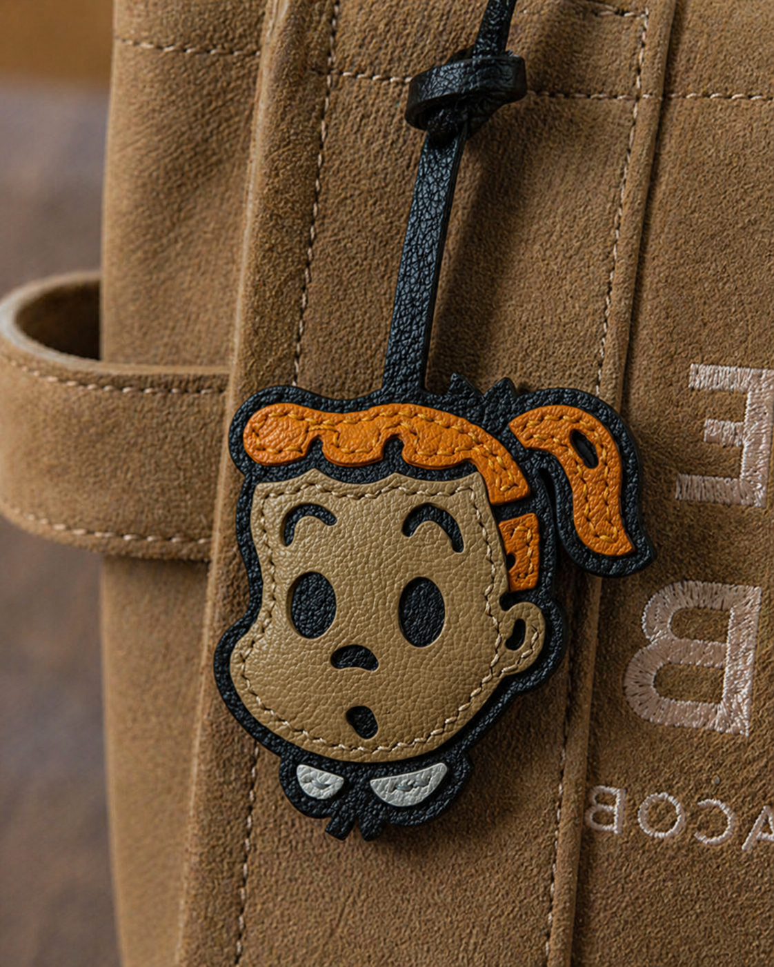 Bag Charm Menina Surpresa em uso com bolsa - Charmme Brasil