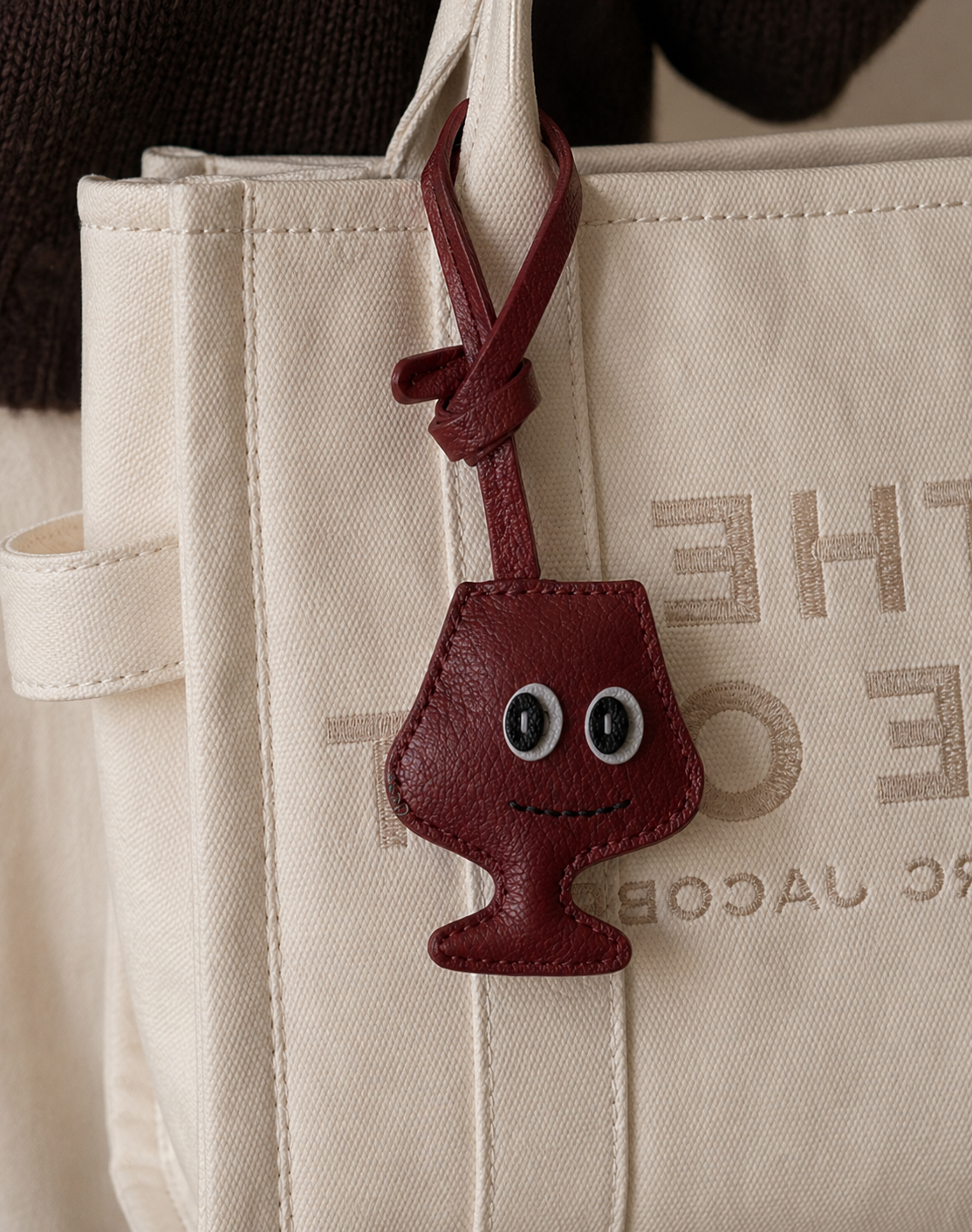 Bag Charm Taça de Vinho em uso com bolsa - Charmme Brasil