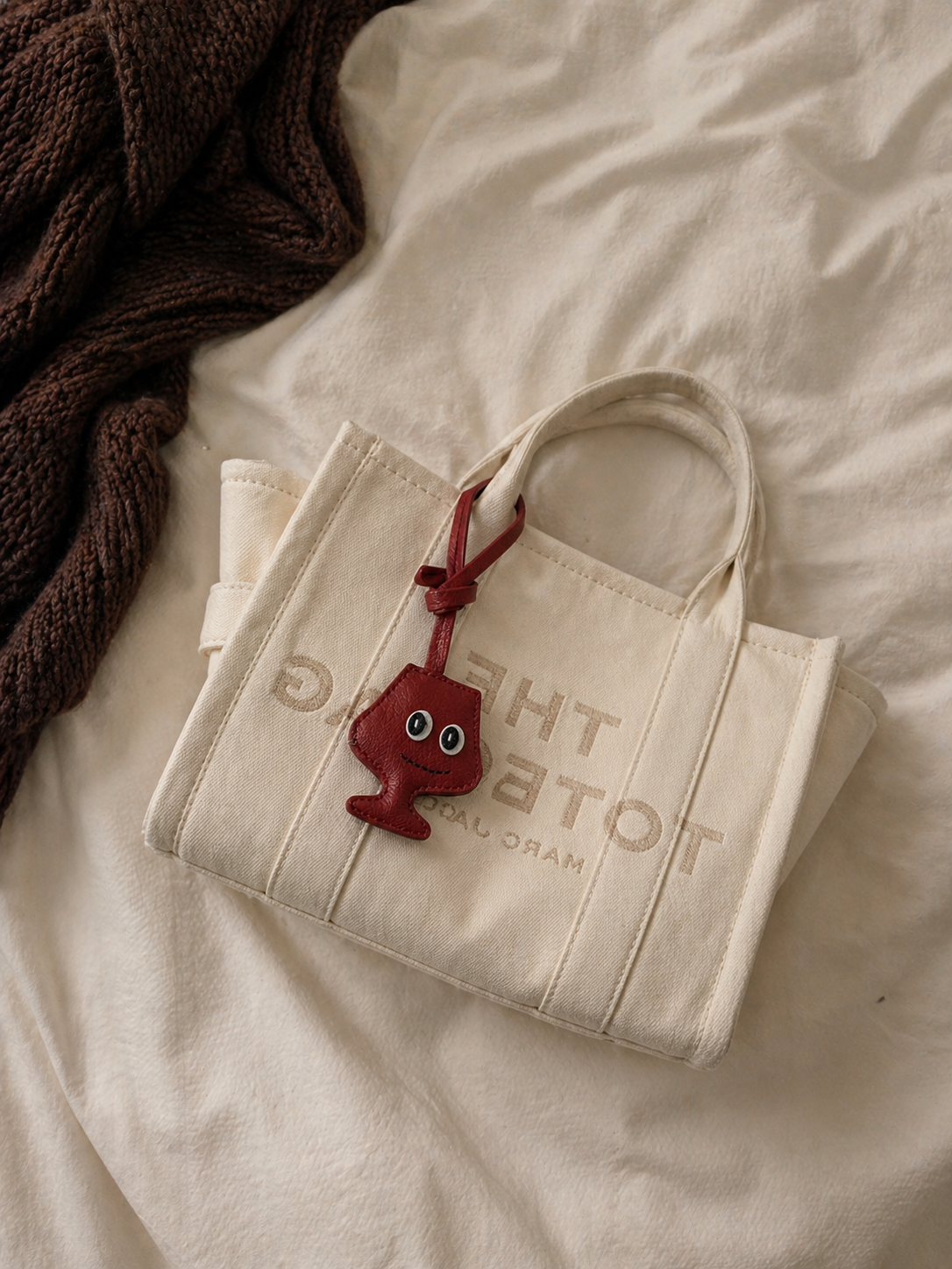 Bag Charm Taça de Vinho em uso com bolsa - Charmme Brasil