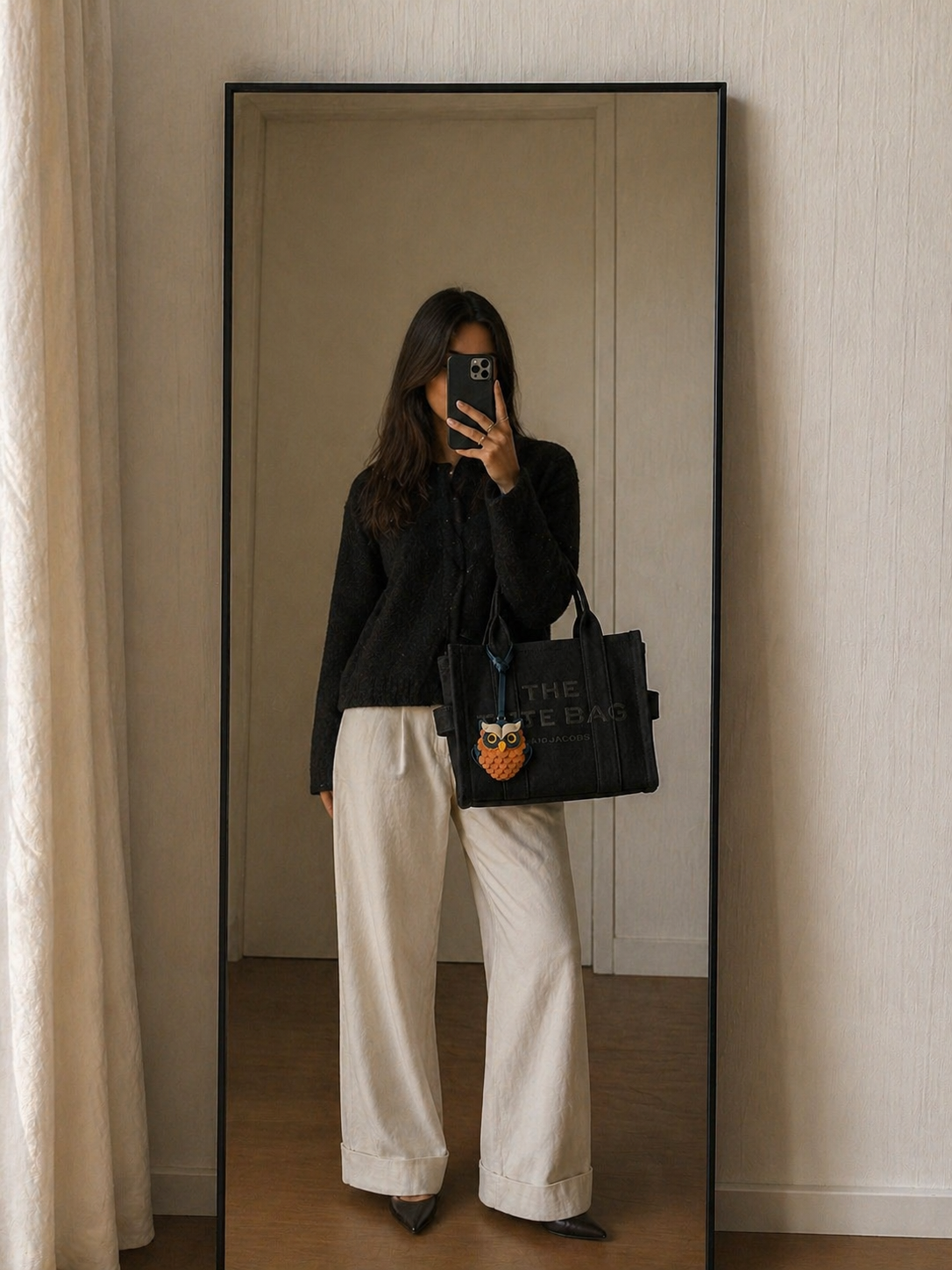 Bag Charm Coruja em uso com bolsa - Charmme Brasil