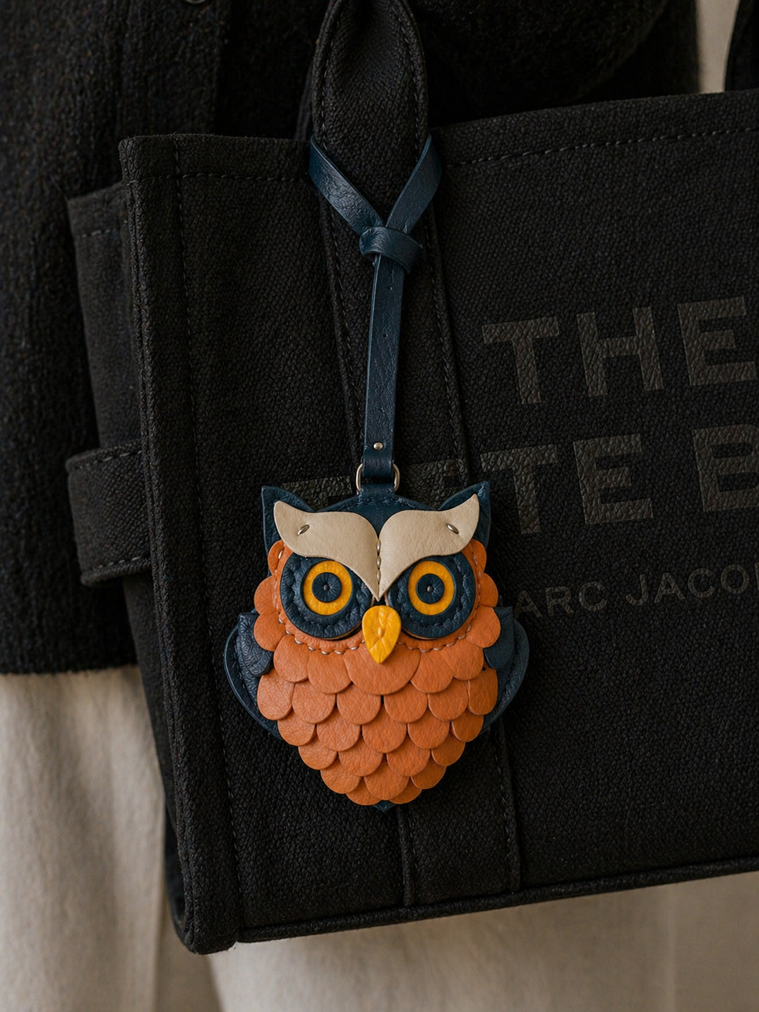 Bag Charm Coruja em uso com bolsa - Charmme Brasil