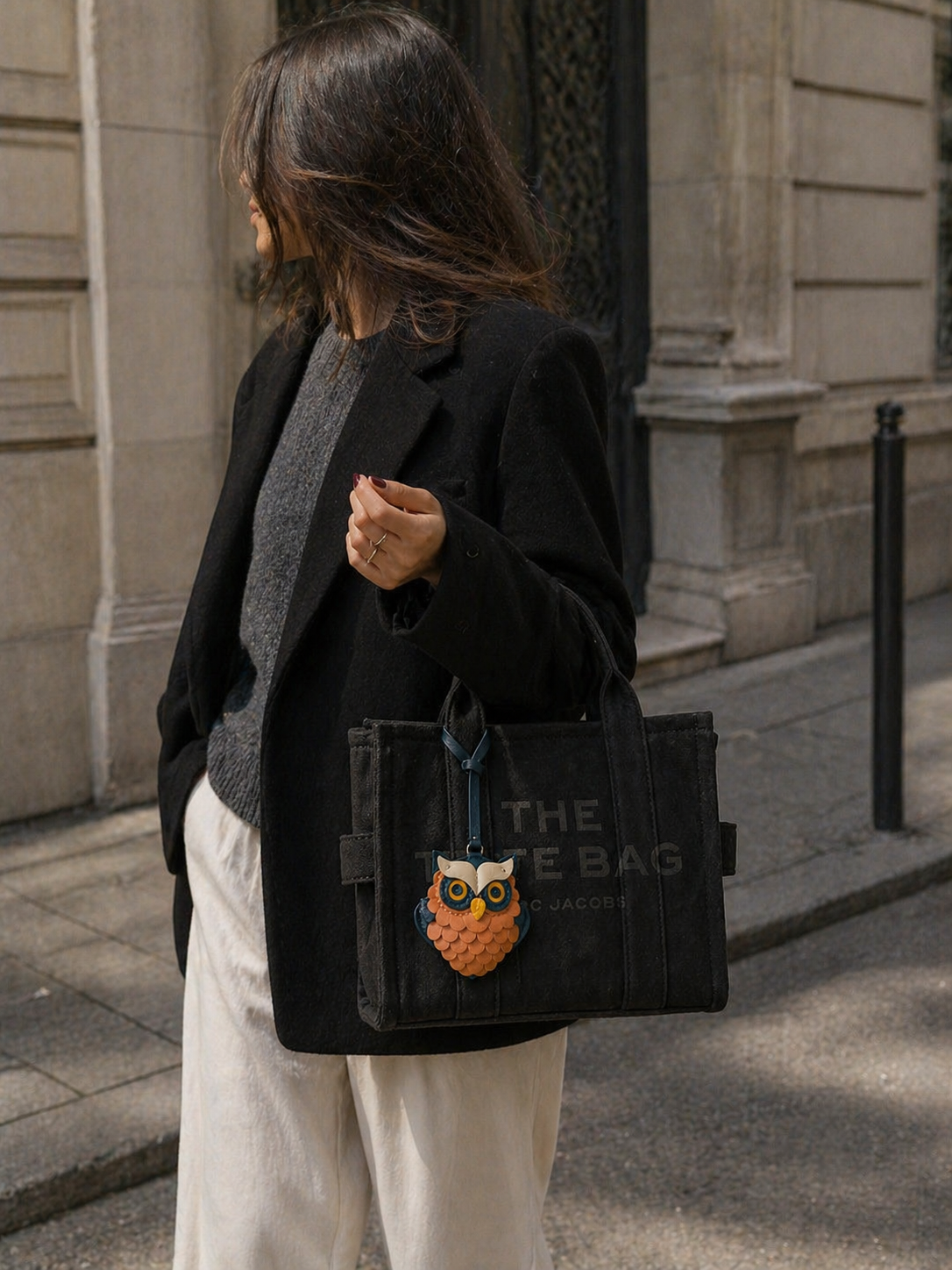 Bag Charm Coruja em uso com bolsa - Charmme Brasil