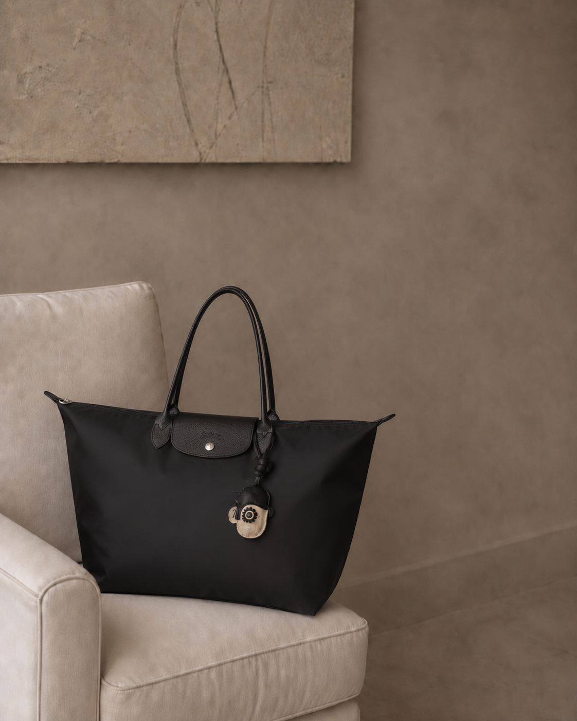 Bag Charm Laranja Mecânica laranja em uso com bolsa - Charmme Brasil