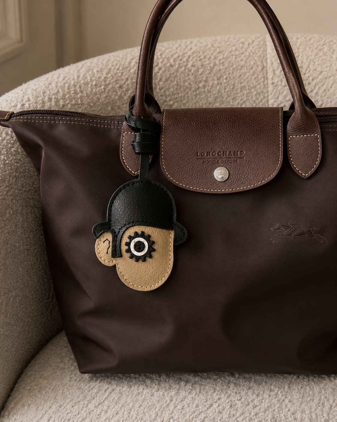 Bag Charm Laranja Mecânica laranja em uso com bolsa - Charmme Brasil