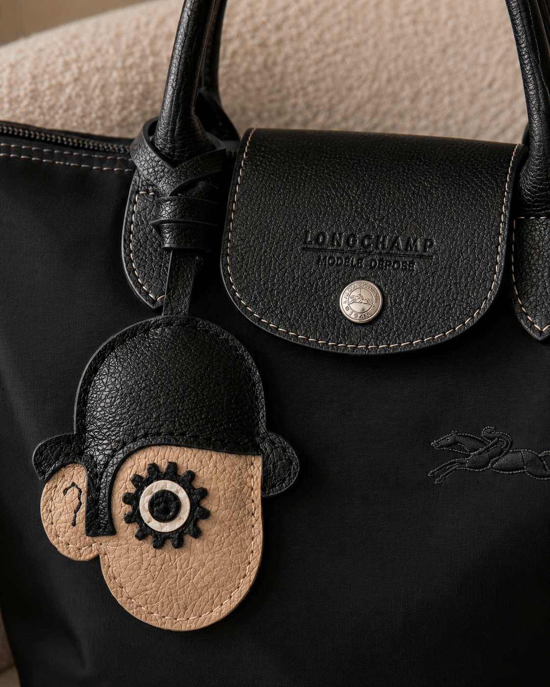 Bag Charm Laranja Mecânica laranja em uso com bolsa - Charmme Brasil