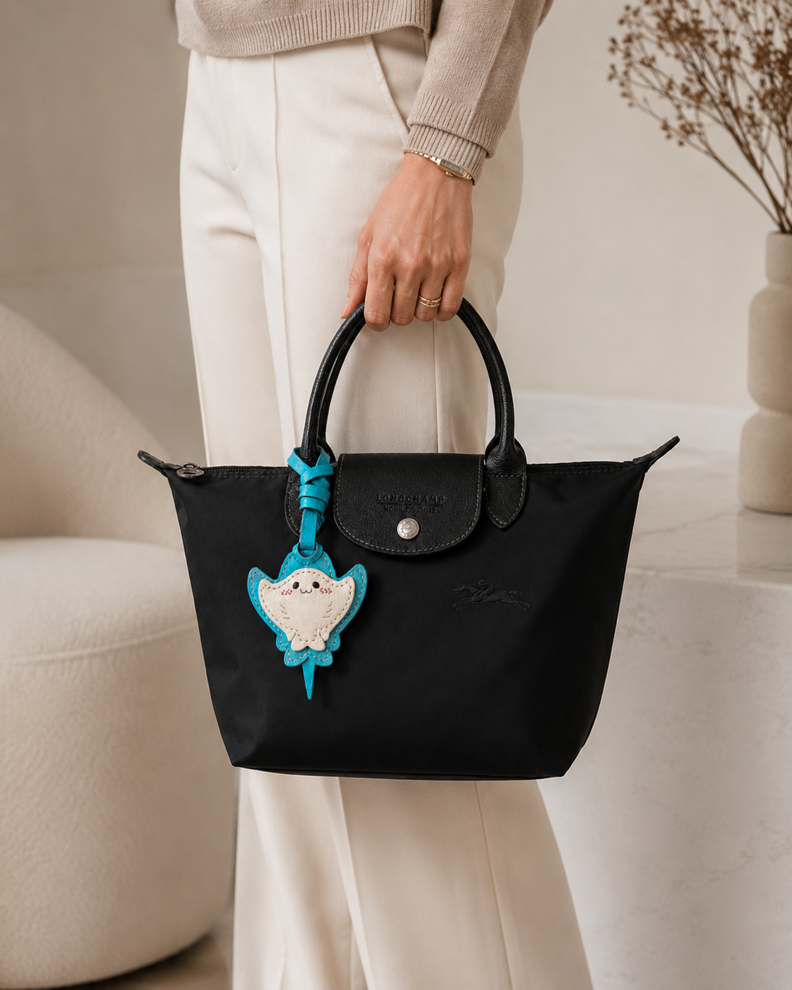 Bag Charm Arraia em uso com bolsa - Charmme Brasil